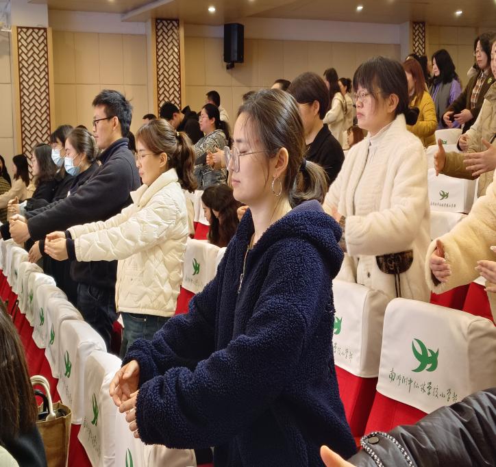 著名八段锦功法大师现身学校_html_me71c00.jpg