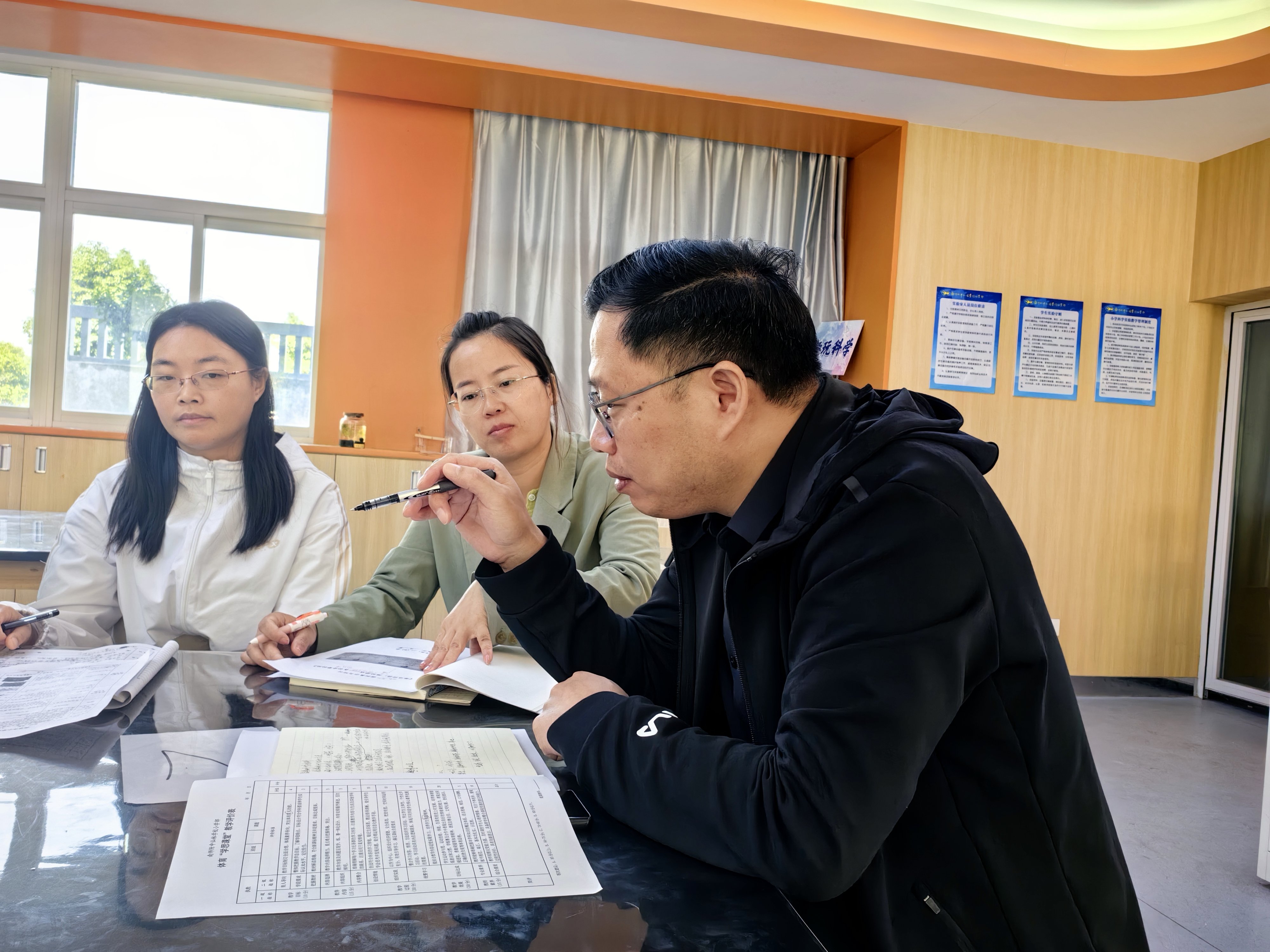 图文趣味田径：跑与游戏——各种姿势跑(2)_html_m7f058ec5.jpg
