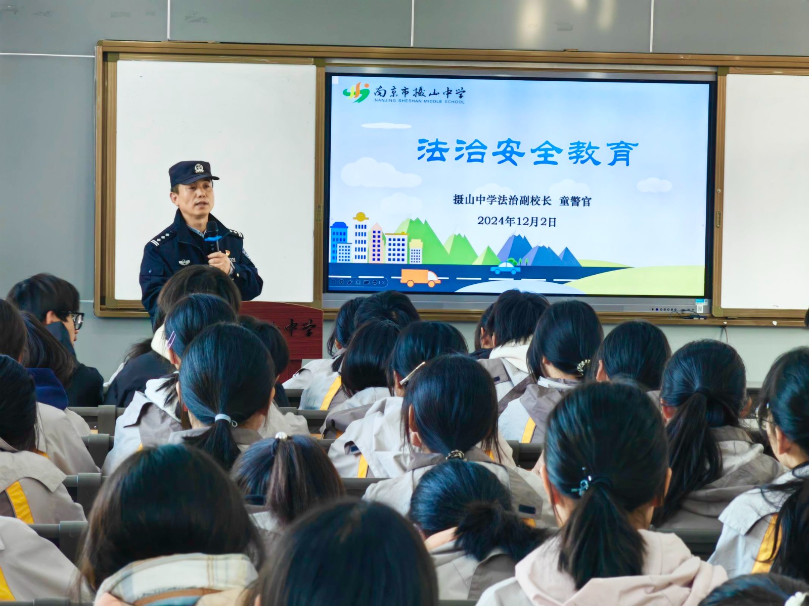 法治副校长讲座1.JPG