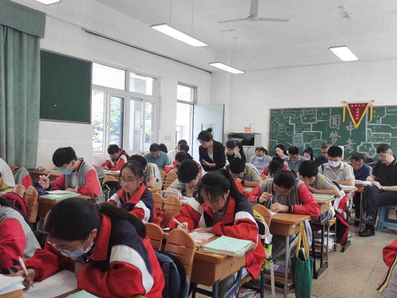 5.15九年级数学教研活动新闻稿_html_m76c5d820.jpg