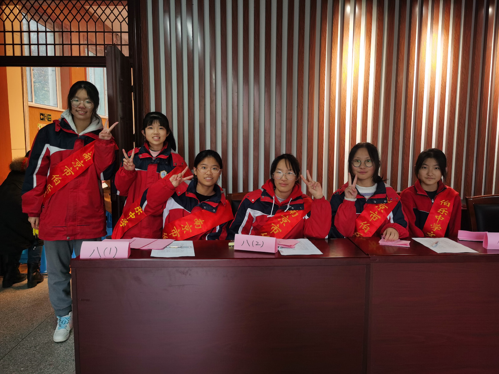 志愿者放最后1.jpg