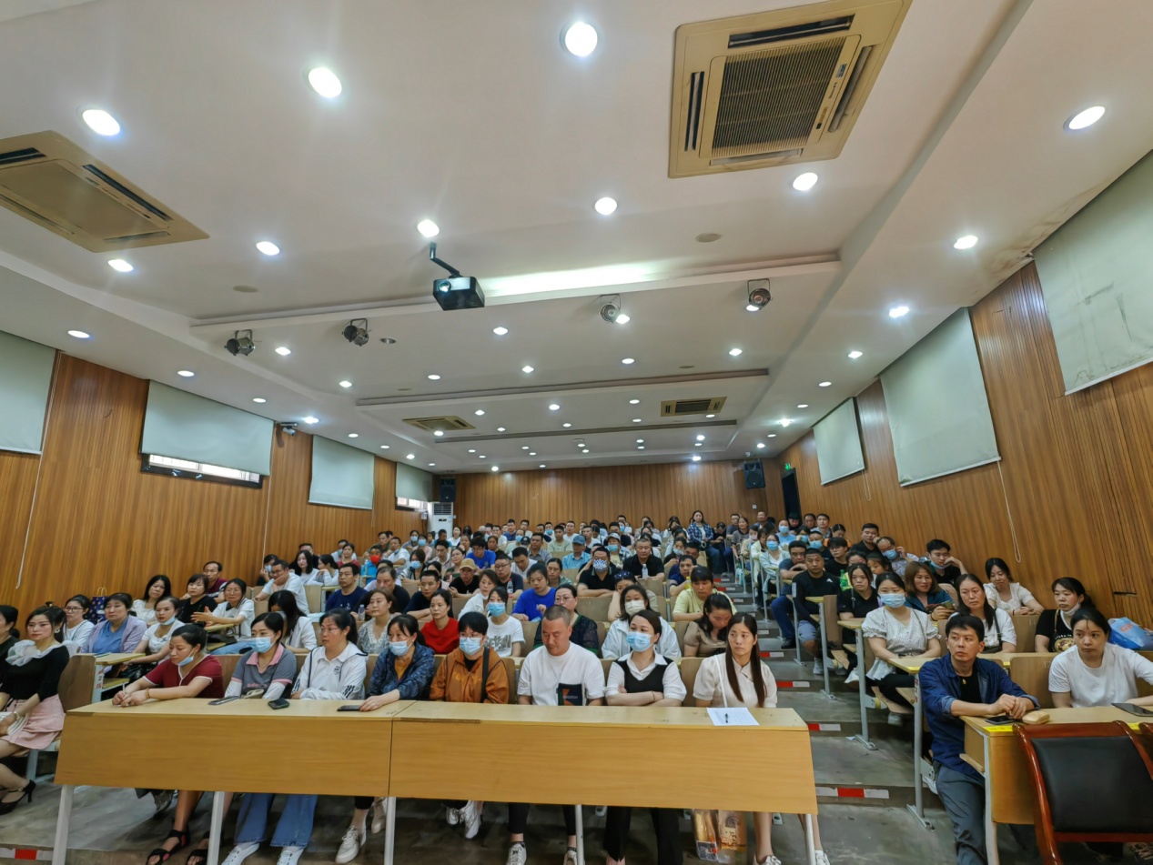 家校共育 携手共进-新港中专迈皋桥校区召开22级综高家长会_html_3d7d061.jpg