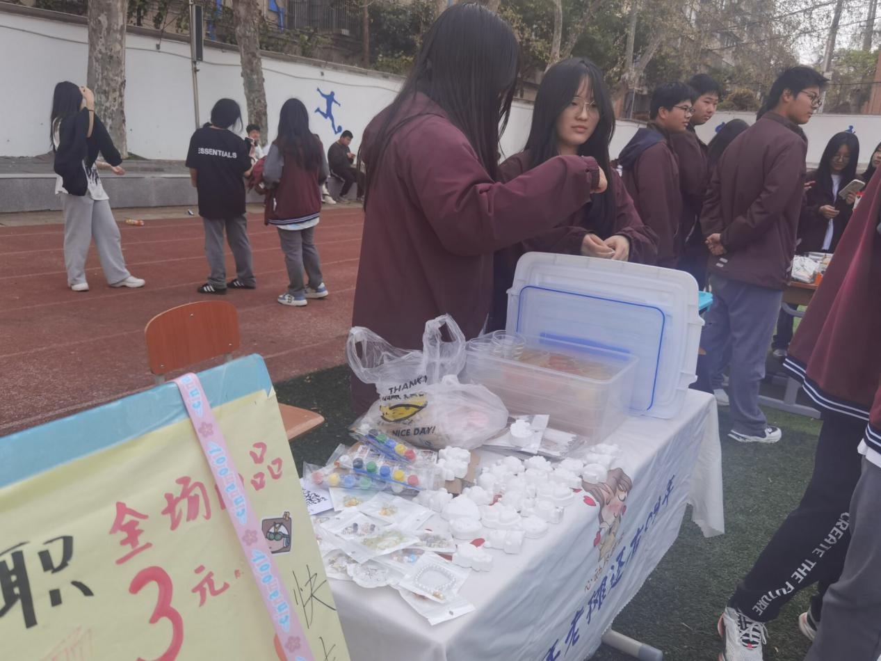 爱心义卖传温情 新港学子在行动——新港中等学校爱心义卖活动_html_m69cc087a.jpg