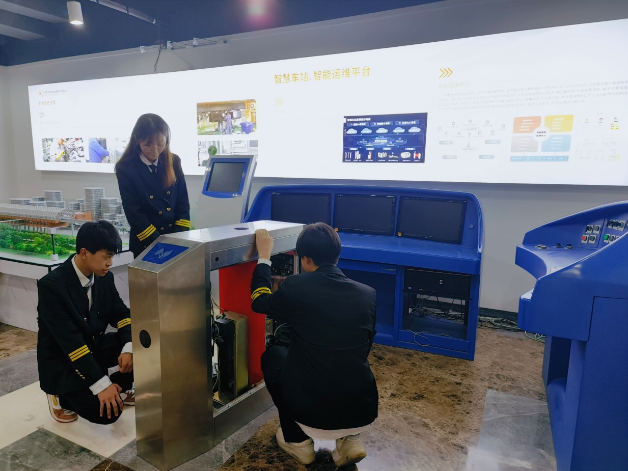 校企合作轨道班实训周新闻稿_html_79de6394.jpg
