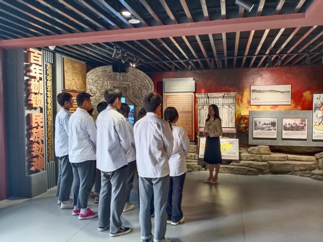 互助帮扶 南京信息职业技术学院智能交通学院团支部组织青海班参观静海寺_html_m4b3a7d17.jpg