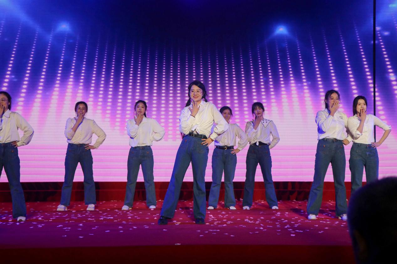 匠心向未来  2024年庆元旦展演暨表彰典礼_html_6b75efd4.jpg