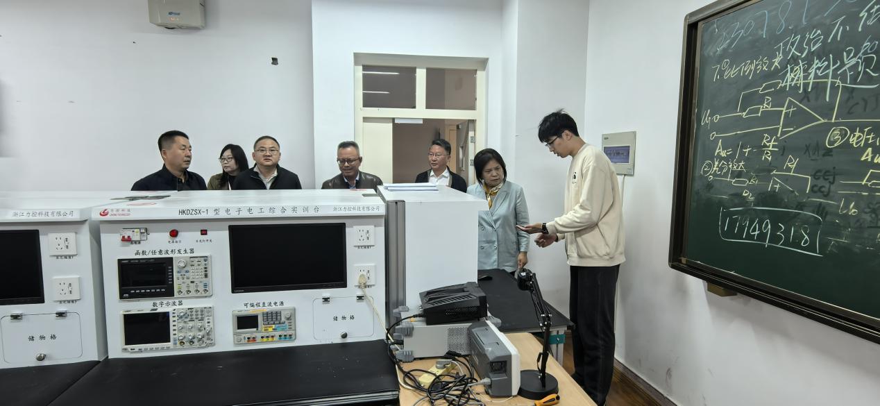 区人大常委会教科文卫委调研南京新港中专学校 共谋职业教育高质量发展新篇章_html_5fdf57a4.jpg