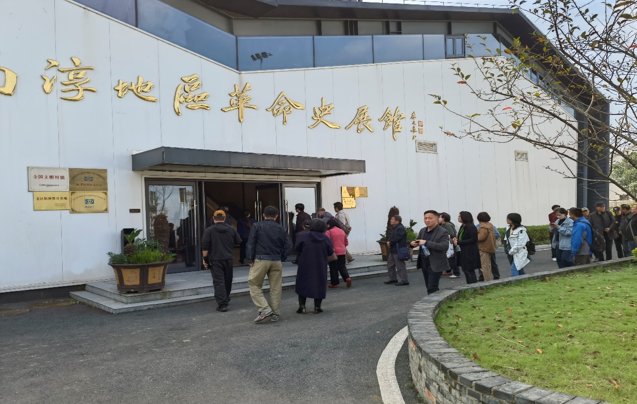 11月8日  学校组织退休党支部外出活动新闻报道123_html_3db0e504.jpg
