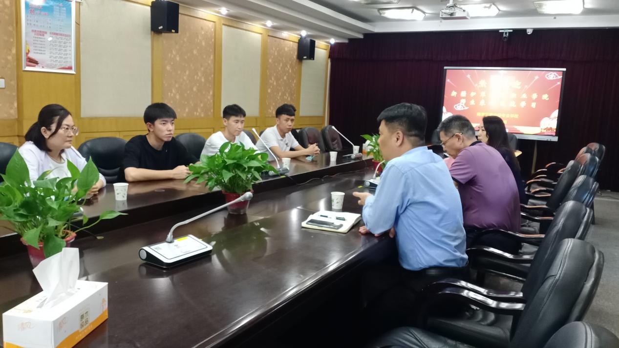 南京新港中专校欢迎新疆伊犁丝路职业学院师生来校学习交流_html_222db5fc.jpg