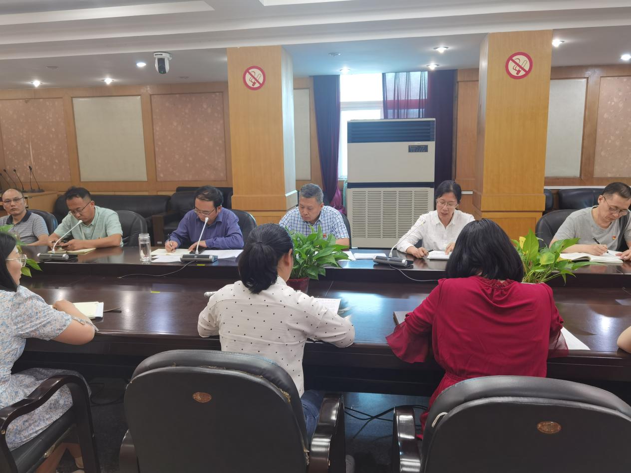 迈皋桥校区党支部召开预备党员转正大会_html_5c1230bd.jpg