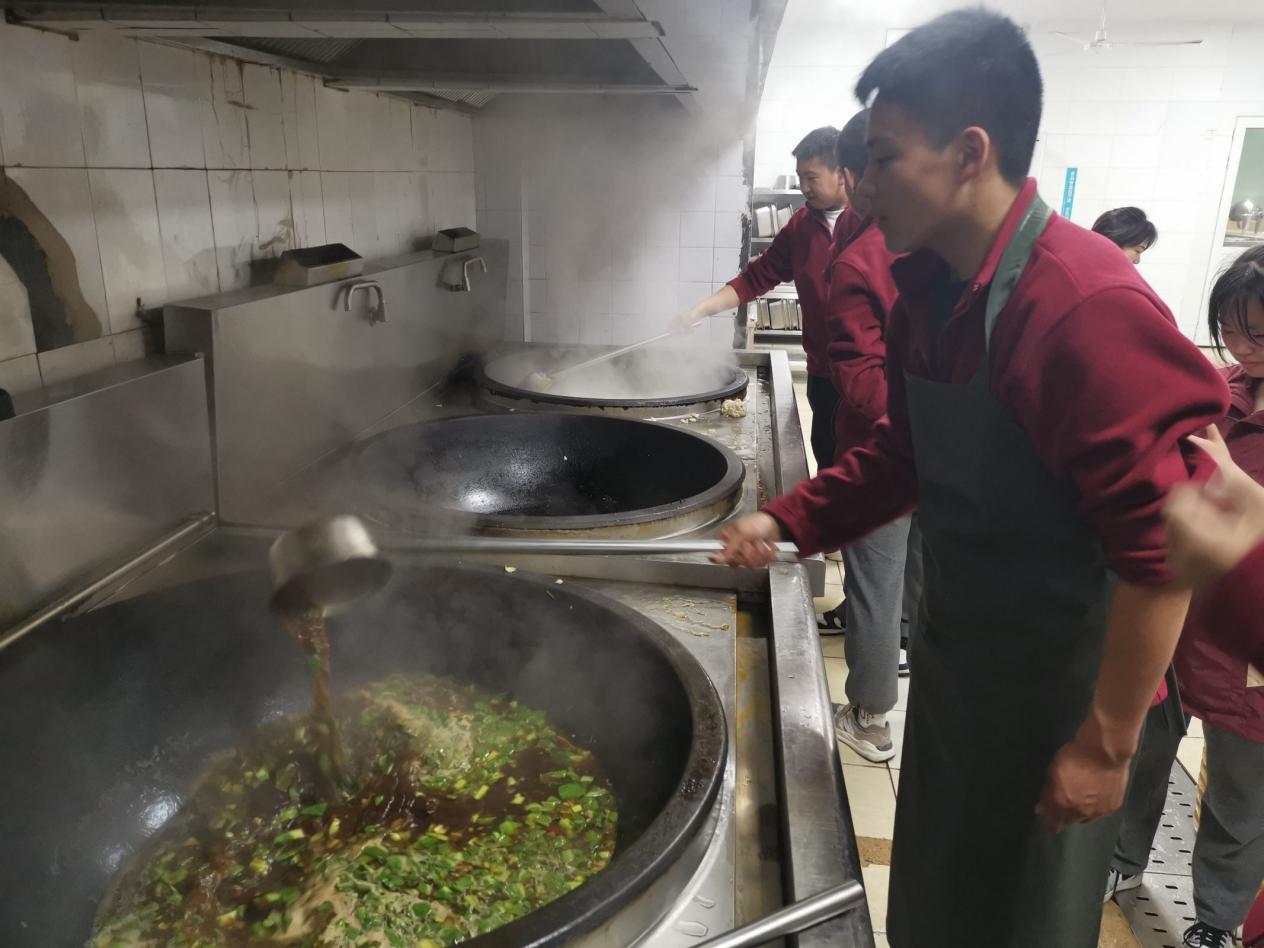 享美味“食”光，解最深乡愁-21物联网青海班开展学生制作家乡美食活动_html_m6cdb494f.jpg