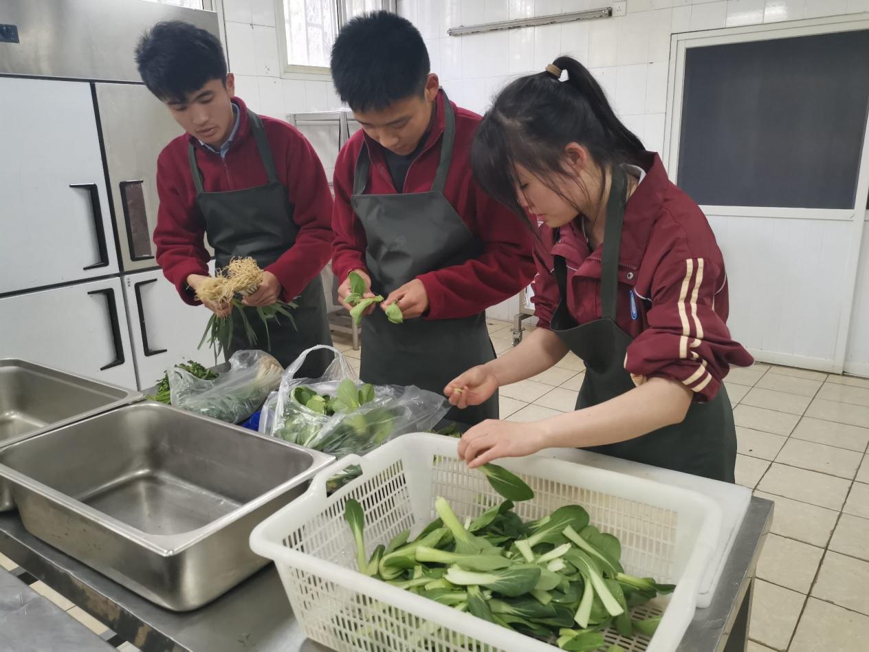 享美味“食”光，解最深乡愁-21物联网青海班开展学生制作家乡美食活动_html_d45de67.jpg
