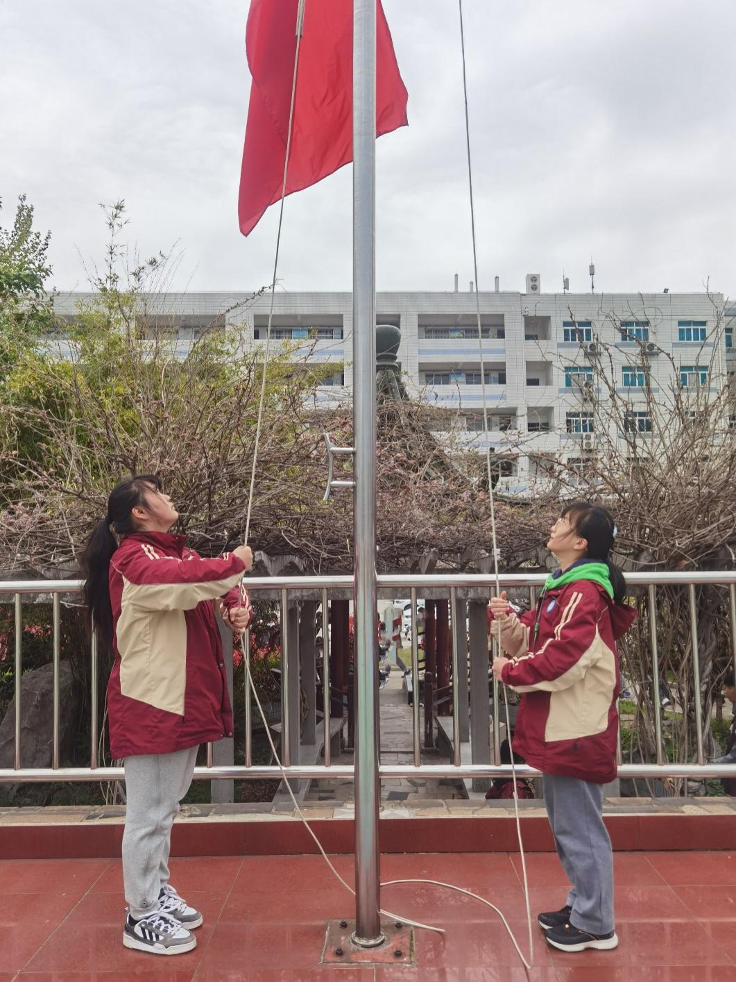4月4日 第九周升旗仪式 缅怀先烈，常怀感恩_html_e5f590b.jpg