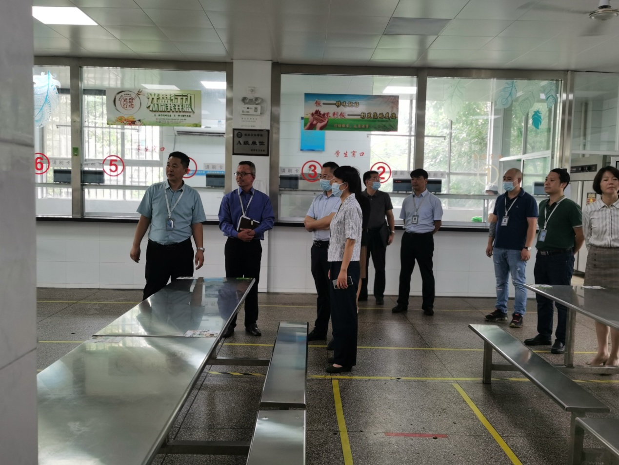 卢静副区长调研新港中专校9.2(1)_html_m42ebd67a.jpg