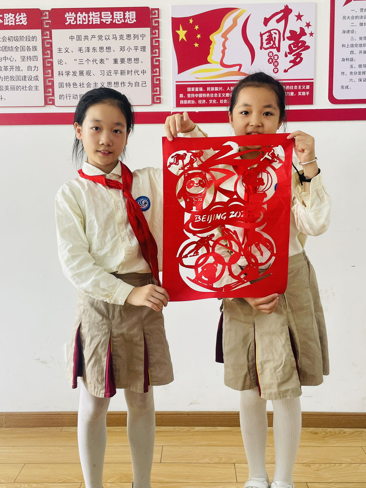 【灵美龙小·龙岸】童心爱祖国，文化永传承——龙潭中心小学龙岸花园校区国庆节剪纸活动_html_m7241ac56.jpg