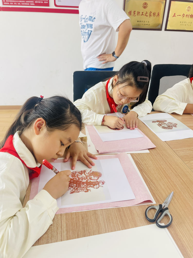 【灵美龙小·龙岸】童心爱祖国，文化永传承——龙潭中心小学龙岸花园校区国庆节剪纸活动_html_m68327075.jpg