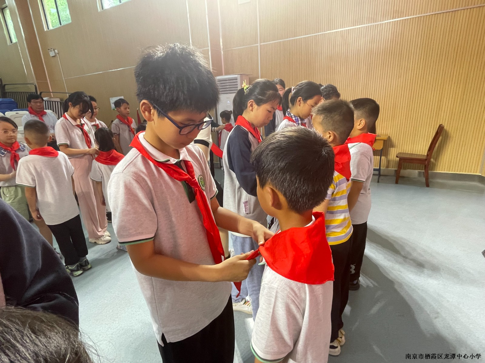 【雅韵先锋·团队活动】领巾飞扬 点燃梦想——记靖安小学一年级新生入队仪式