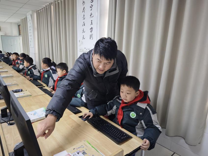 聚焦素养提升 共研课堂创新”--龙潭中心小学信息科技组第四次集体备课活动报道_html_m7073245a.jpg