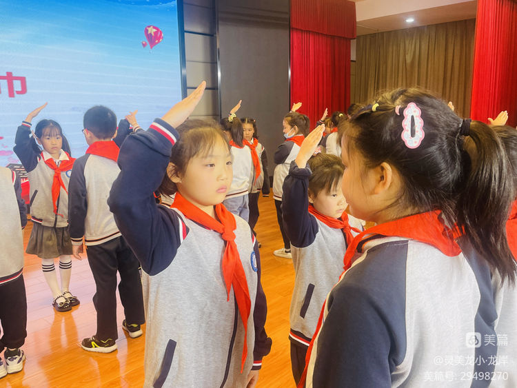 【灵美龙小&middot;龙岸】喜迎二十大，争做好队员——龙潭中心小学龙岸花园校区二年级第二批分批入队仪式_html_m3daf8aa4.jpg