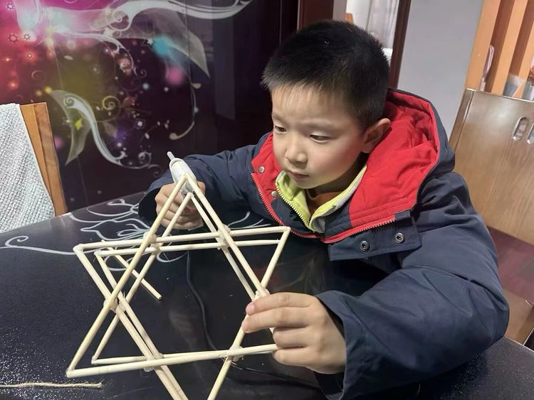 2025.2.12巧手花灯闹元宵 传统文化润童心——龙潭中心小学开展“我们的节日&middot;元宵”主题活动_html_4d722b21.jpg