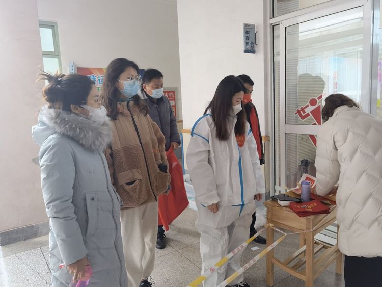 【江畔先锋·特色活动】同心抗疫,龙潭中心小学江畔人家校区教师积极参加抗疫志愿服务_html_51286d90.jpg