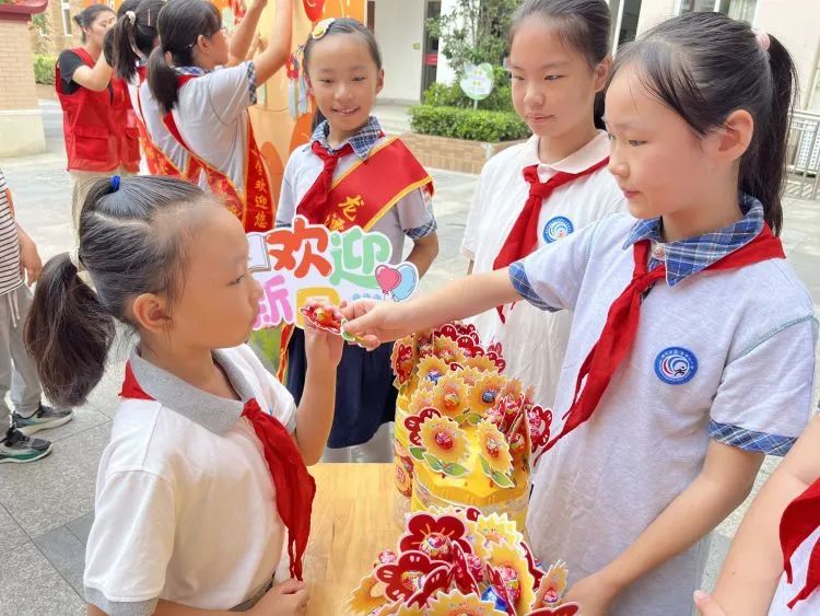 【灵美龙小&middot;江畔】讲文明爱劳动 筑新梦跃新程——龙潭中心小学江畔人家分校举行2023年秋季学期开学典礼暨入学仪式_html_45ce8ae8.jpg