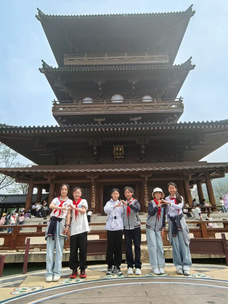 2025.4.10用脚步丈量金陵 用眼睛记录春天——龙潭中心小学开展春季社会实践活动_html_204ce4bb.jpg