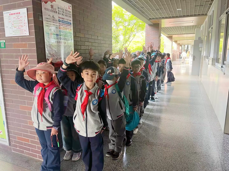 2025.4.10用脚步丈量金陵 用眼睛记录春天——龙潭中心小学开展春季社会实践活动_html_m4ed22ec4.png