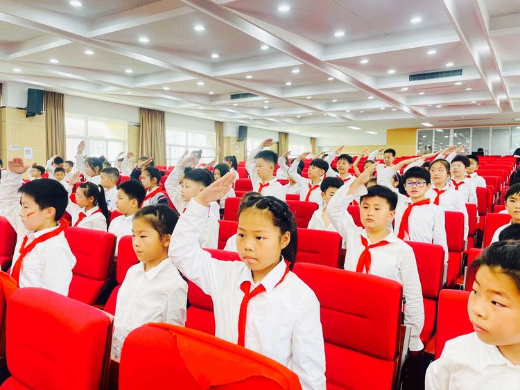 【灵美龙小·少先队】红领巾爱祖国——龙潭中心小学（本部）一年级分批入队_html_m69b97e7f.jpg