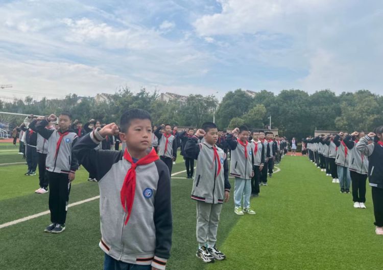 【灵美龙小】争做新时代好队员—龙潭中心小学举行2022级第二批入队仪式_html_m2deef1b9.jpg