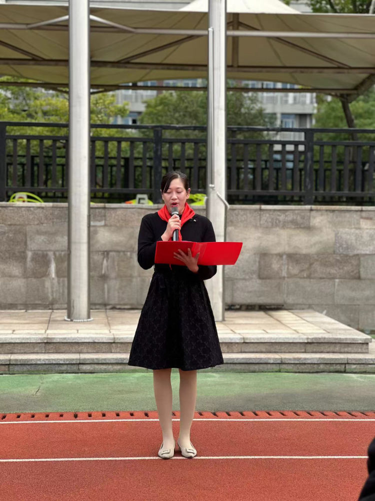 【灵美龙小】争做新时代好队员—龙潭中心小学举行2022级第二批入队仪式_html_m3f0ba26.jpg