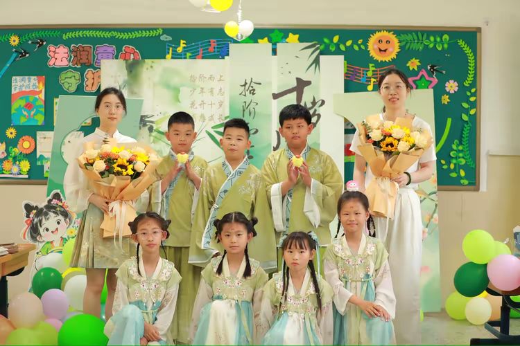 2025.5.22少年凌云志 不负好“拾”光——龙潭中心小学举行三年级十岁成长仪式_html_m25edae7.jpg