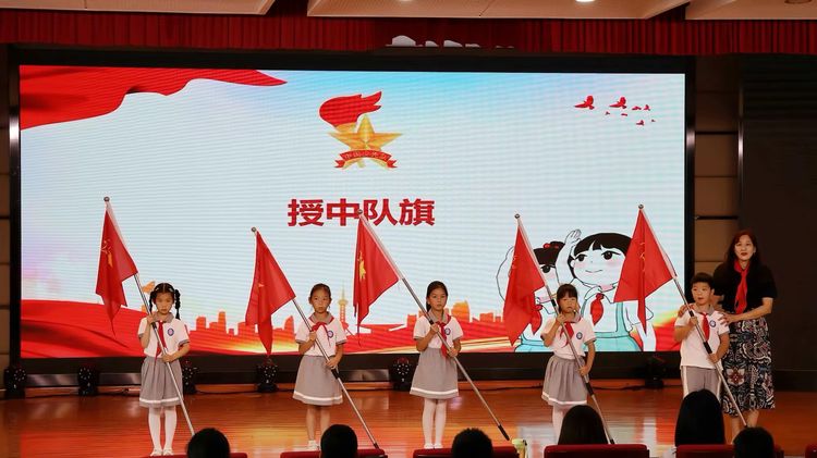 2025.5.30牢记党的教导 争做强国少年——龙潭中心小学举行一年级分批入队仪式_html_13c7c696.jpg
