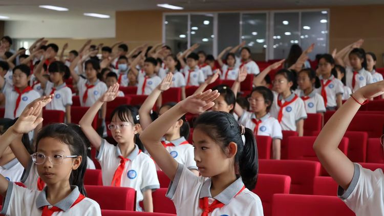 2025.5.30牢记党的教导 争做强国少年——龙潭中心小学举行一年级分批入队仪式_html_m4c0ca7e6.jpg