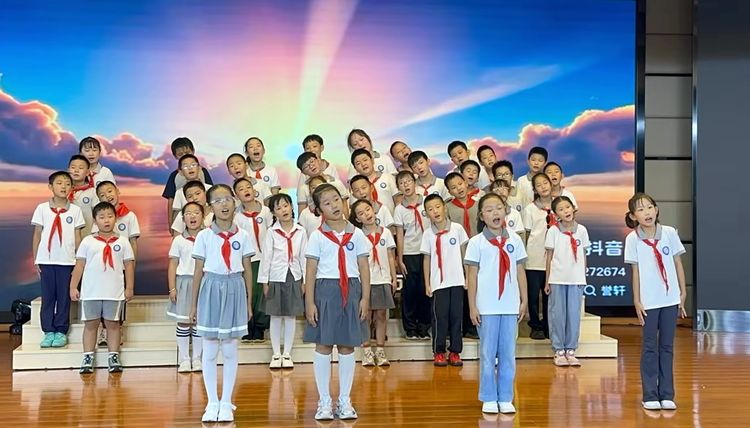 2025.9.28红歌嘹亮 童心向党——龙潭中心小学开展“红领巾爱祖国”校园合唱比赛_html_m39bd9e40.jpg