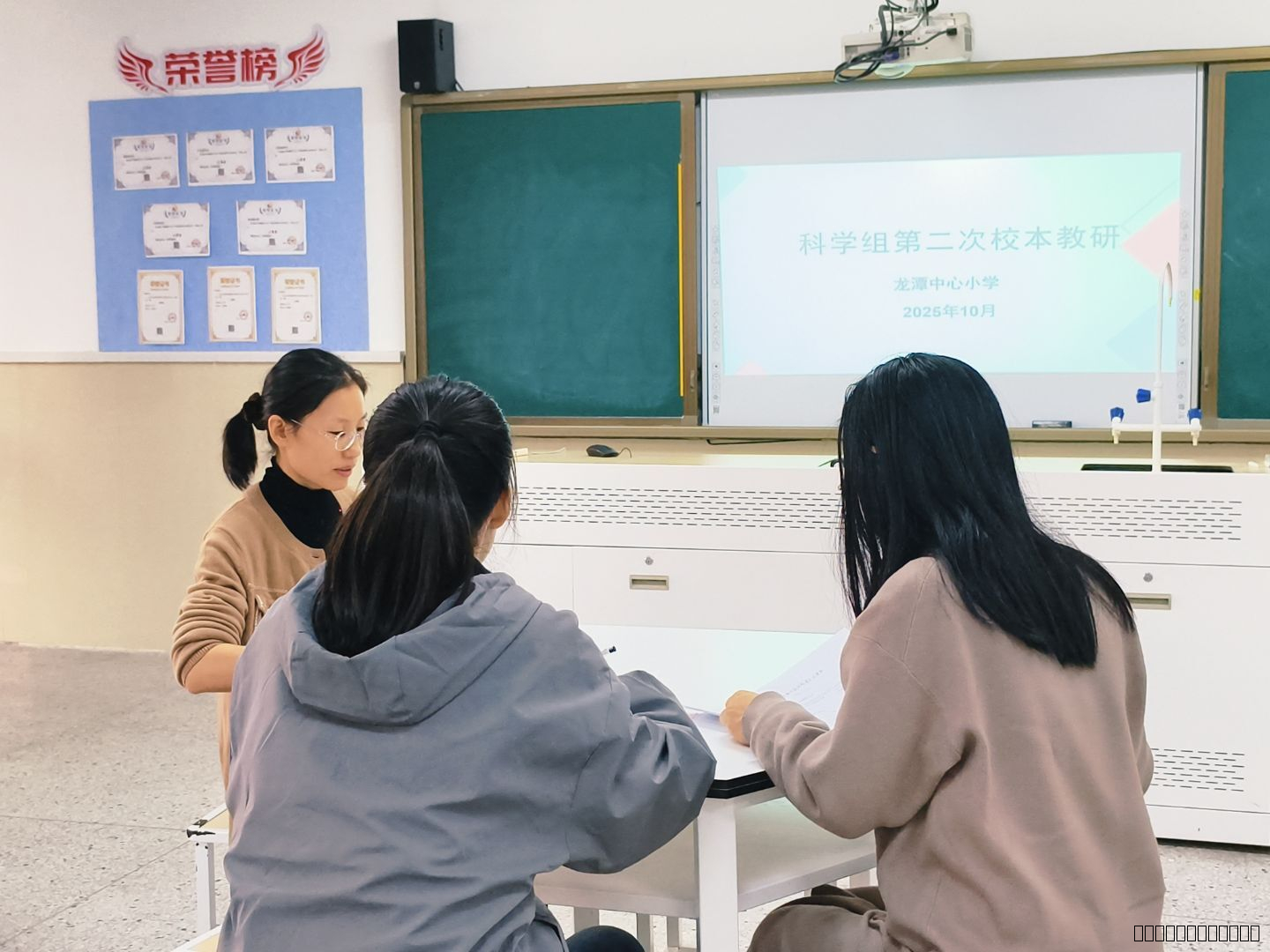 小组讨论图1.jpeg 小组讨论图1.jpeg