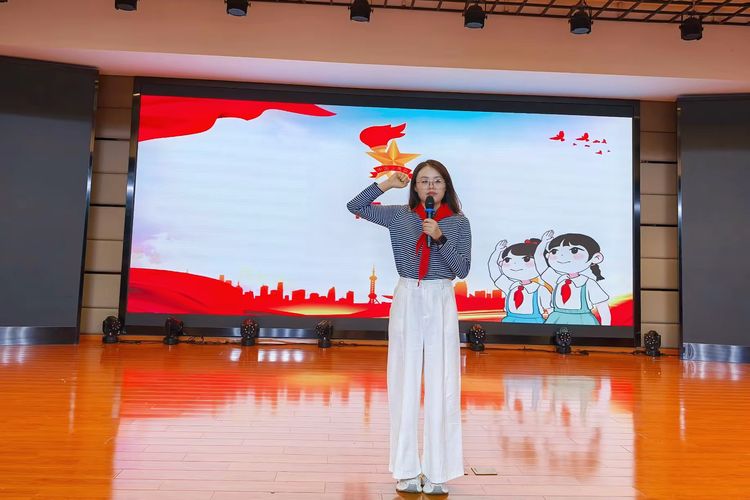 2025.10.14强国复兴有我 争当新时代好少年——龙潭中心小学开展新队员入队仪式_html_m668f73f9.jpg