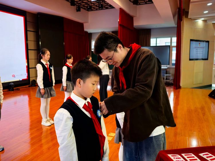 2025.10.22 强国复兴有我 争当新时代好少年 ——龙潭中心小学召开第七次少先队代表大会_html_m252e120.jpg