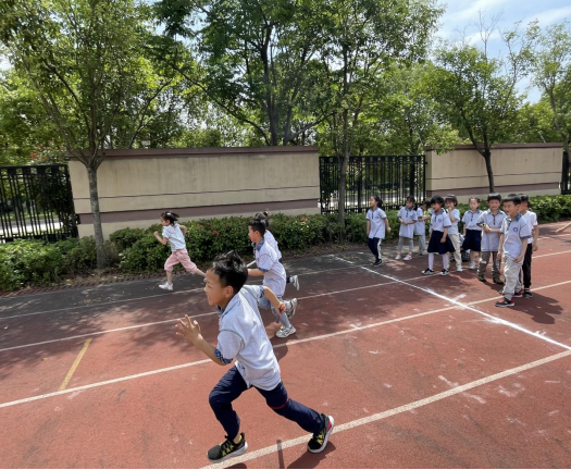 【灵美龙小 体育】龙潭中心小学第三届“校长杯”低年级迎面接力跑比赛