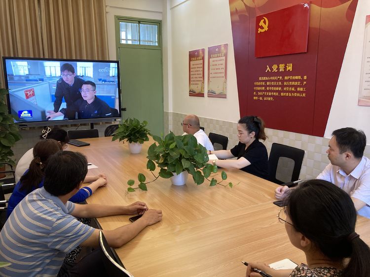 【江畔先锋】党员突击队 铸造中国“心”—龙潭中心小学江畔人家校区组织收看优秀共产党员事迹_html_ma789dbf.jpg