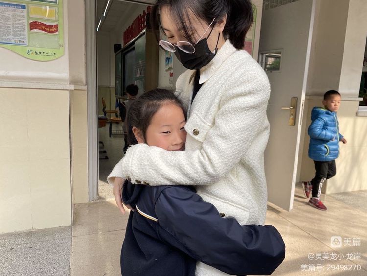 【灵美龙小&middot;龙岸】最真的爱送给最美的您——龙潭中心小学龙岸花园校区开展三八妇女节感恩系列活动_html_m1b56676a.jpg