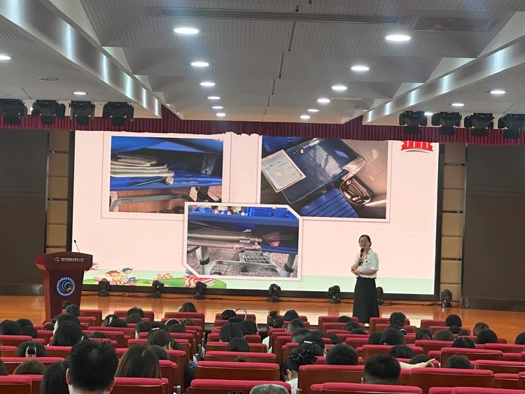 2025.8.25家校协同筑根基 自理赋能向新程——龙潭中心小学开展一年级家长学校活动_html_m565c6c1c.jpg