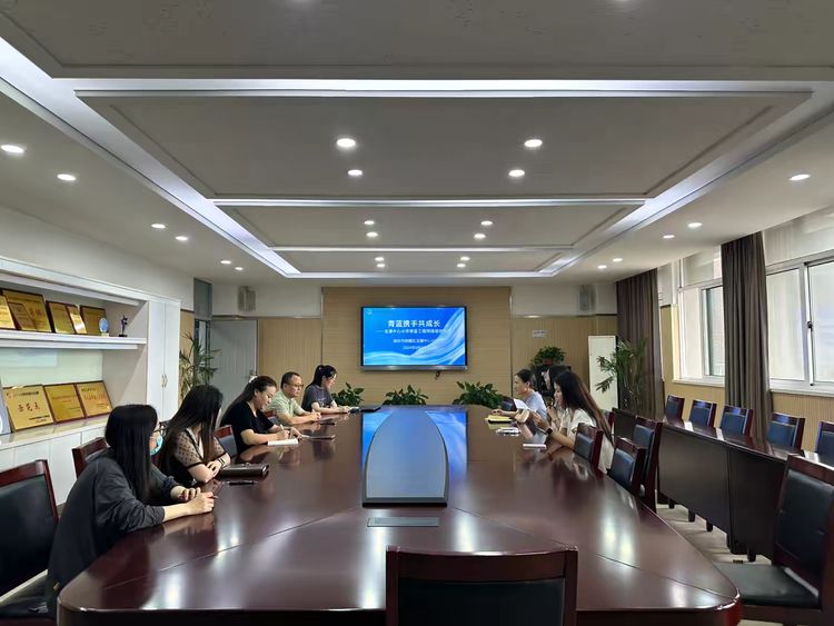 青蓝携手共成长——龙潭中心小学举行“青蓝工程”师徒结对协议签约仪式