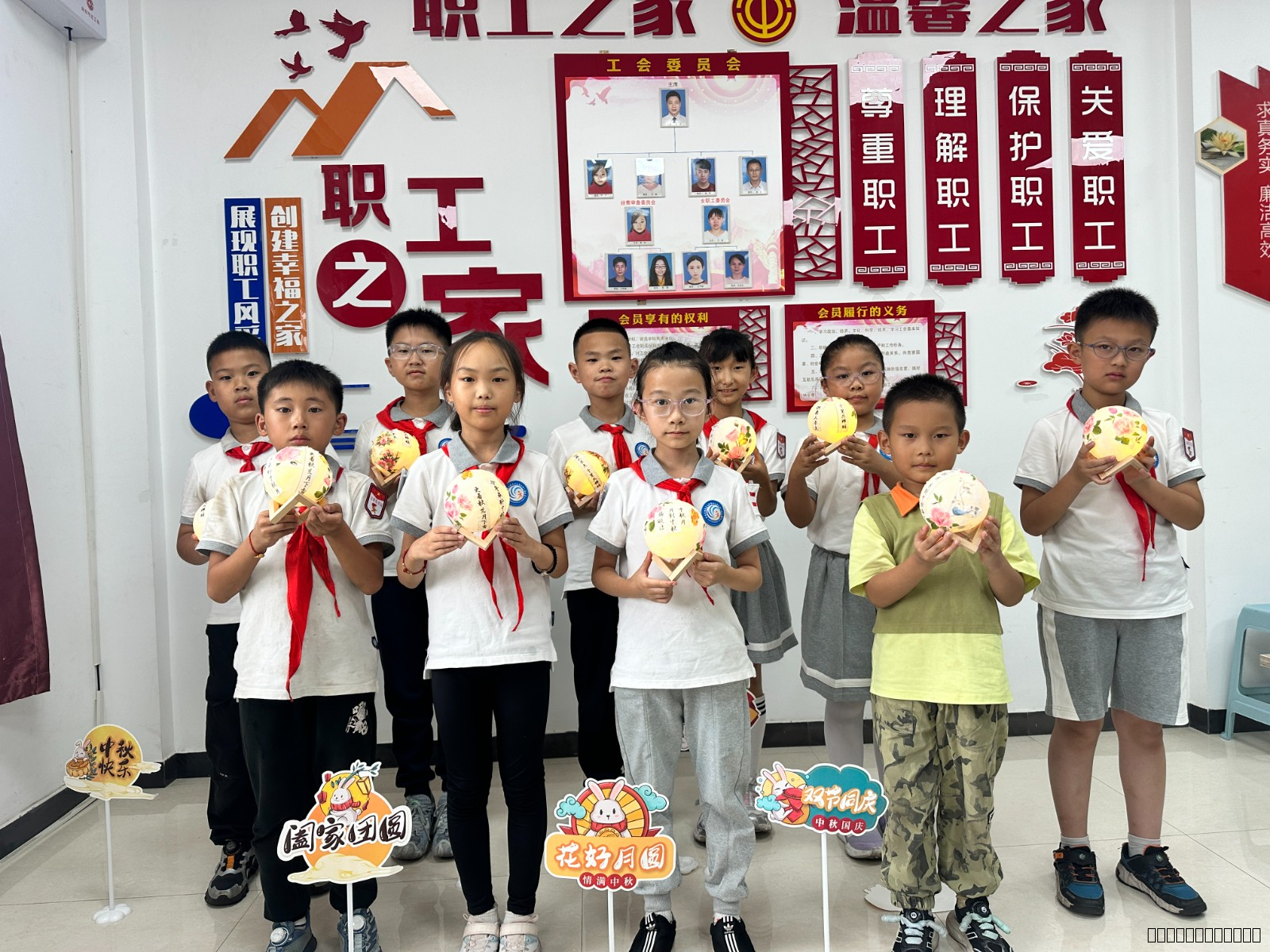【灵美龙小·江畔】巧手制灯球 情暖迎中秋——龙潭中心小学江畔人家分校开展我们的节日·中秋系列活动