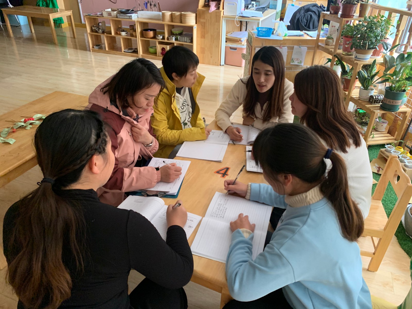 【枫香栖幼】我的好邻居 和谐邻里情  ——栖幼五福园中班组“好邻居”课程审议