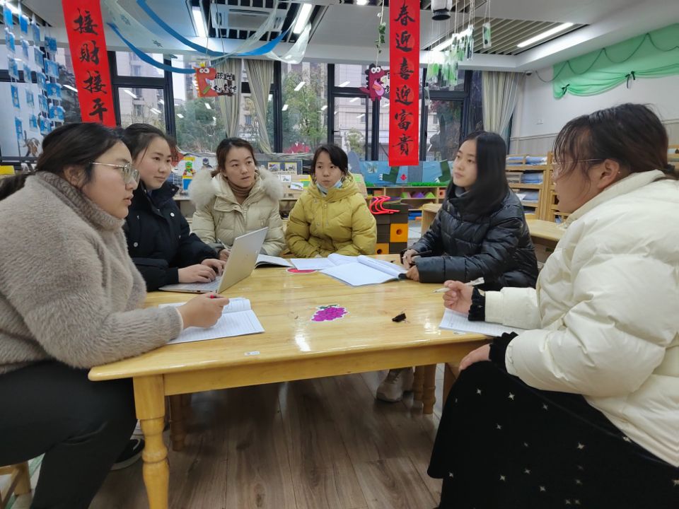 【枫香栖幼】共审议  话主题  ——记栖幼石埠湾园冬季主题课程审议活动