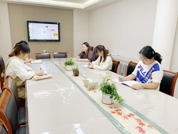 【枫香栖幼】有效审议 落实计划  ——栖幼红枫园课程中心组会议（三）