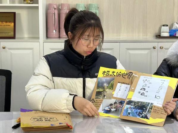 250110成长轨迹档间绘 幼儿时光乐回忆——栖霞幼儿园石埠湾园成长档案评比活动_html_681df4eb.jpg