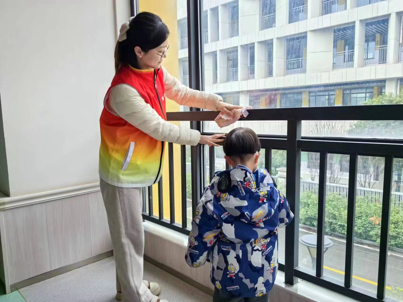 240305三月春风暖人心 雷锋精神伴我行——栖幼石埠湾园“学雷锋”教师志愿者活动_html_36e61423.jpg