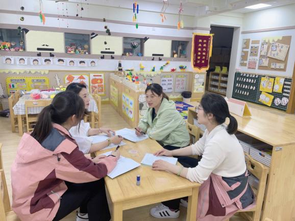 230528共研齐思 相伴成长——记栖霞幼儿园五福园小班组《我有六个宝》课程审议_html_196d9758.jpg
